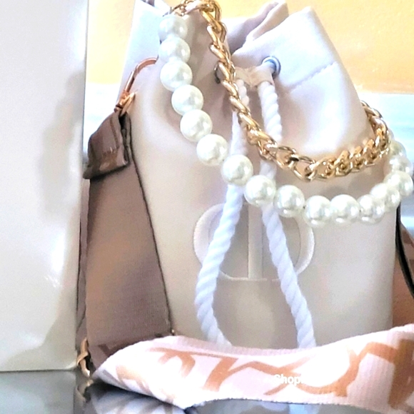 Dior - Picture 1 of 12